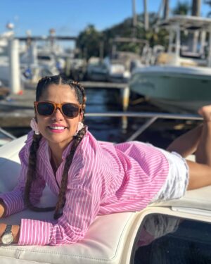 Emilia Ceballos Instagram - Yo celebro todo el mes !

Hoy celebro otro año siendo radiante, feliz, hermosa y más activa que el Wi-Fi del vecino! Gracias a todos por tanto amor; estoy tan llena de vida que hasta el sol me envidia. ¡A brindar por este cuerpazo que sigue cumpliendo años con estilo!

Pd : si son 39 años !
Y no no tengo cirugías !
Y si parezco de 25 !
Y si es genética !
Pero también amor 😻! Mucho amor !😅😅😅😅

Eso si ! Me cuido mucho la piel ! Luego les cuento el secreto 🤫