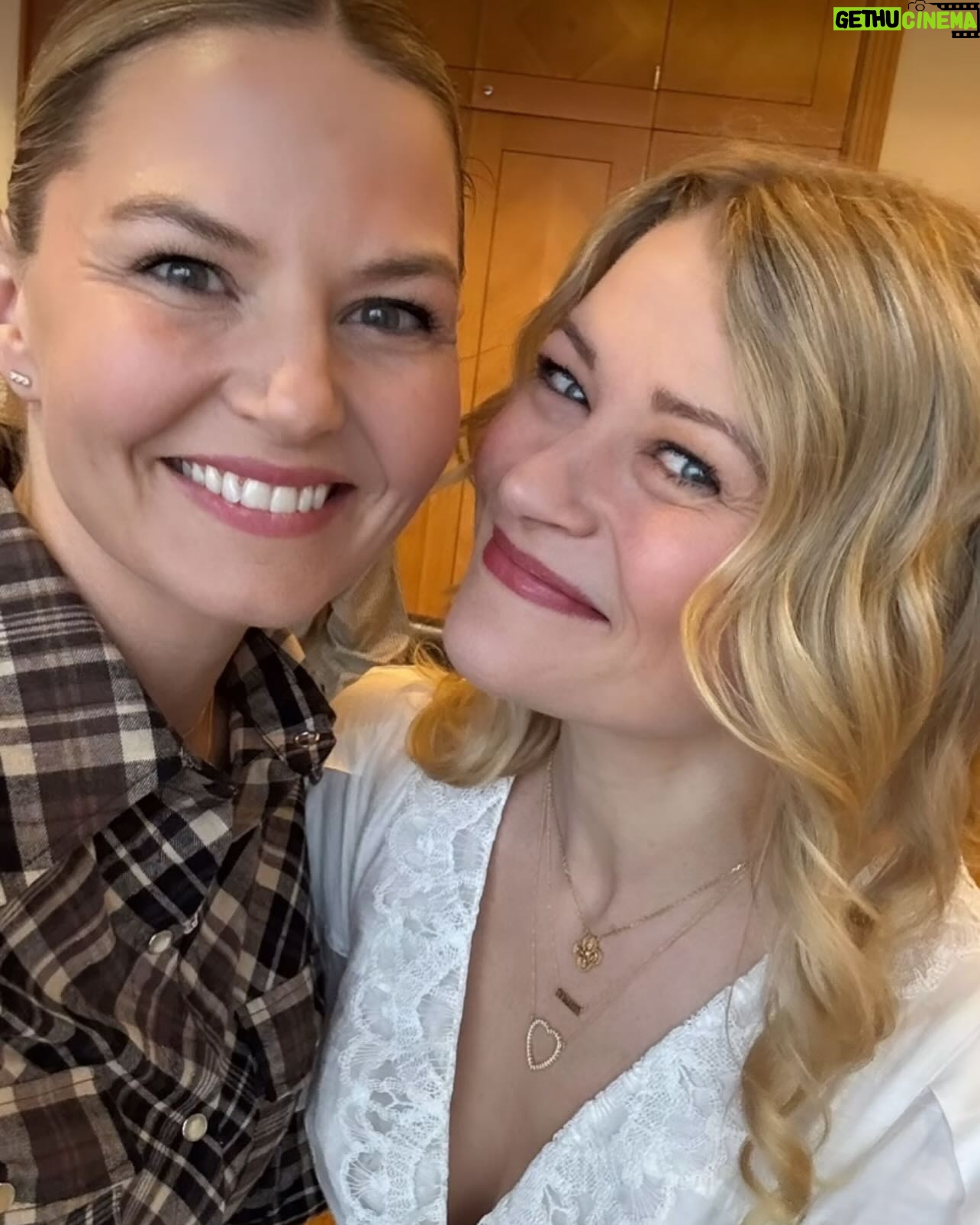Emilie de Ravin - 43.5K Likes - What a beautiful weekend celebrating #onceuponatime π₯°
Huge thank you to all the amazing #oncers fans for coming and making this such a special time! All your love & hope brings so much joy to me. AND π₯³π₯³π₯³ to @unionassoc for making it all happen!
Until next yearβ¦. bisous πππβ€οΈπ€π
#fromstorybrooketoparis #ouat