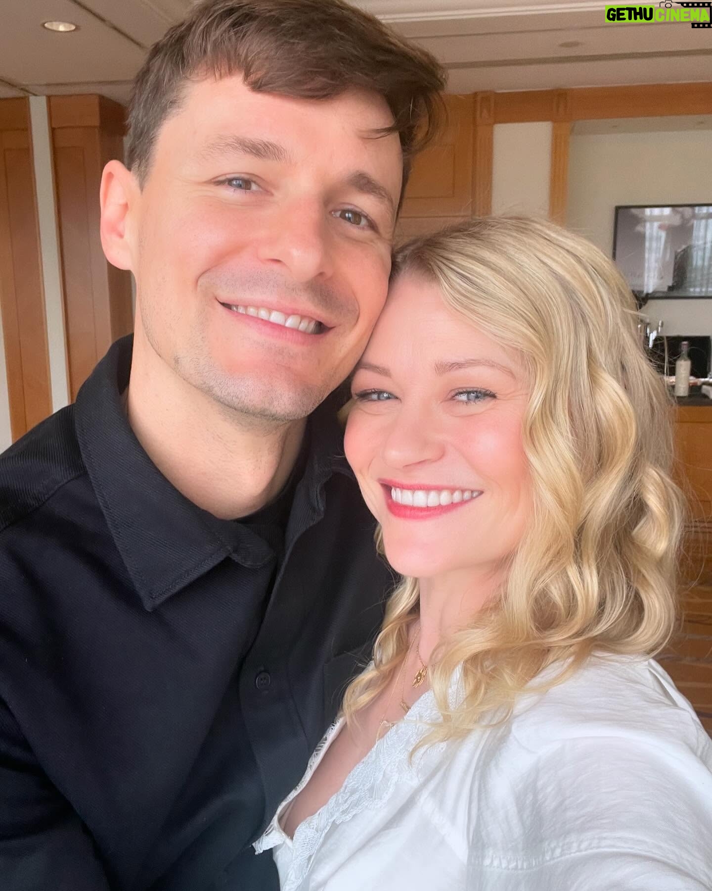 Emilie de Ravin - 43.5K Likes - What a beautiful weekend celebrating #onceuponatime π₯°
Huge thank you to all the amazing #oncers fans for coming and making this such a special time! All your love & hope brings so much joy to me. AND π₯³π₯³π₯³ to @unionassoc for making it all happen!
Until next yearβ¦. bisous πππβ€οΈπ€π
#fromstorybrooketoparis #ouat