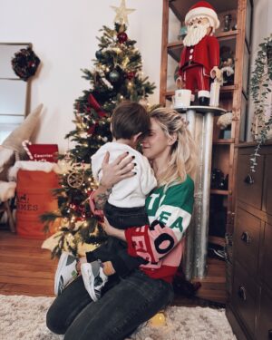 Emy LTR Instagram - Des souvenirs capturés sur pellicule et gravés dans nos cœurs. 🎄🎞️
Joyeux Noël 🎁