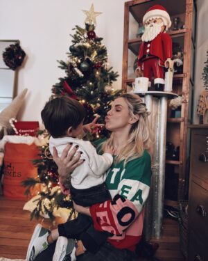 Emy LTR Instagram - Des souvenirs capturés sur pellicule et gravés dans nos cœurs. 🎄🎞️
Joyeux Noël 🎁