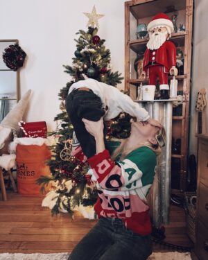 Emy LTR Instagram - Des souvenirs capturés sur pellicule et gravés dans nos cœurs. 🎄🎞️
Joyeux Noël 🎁