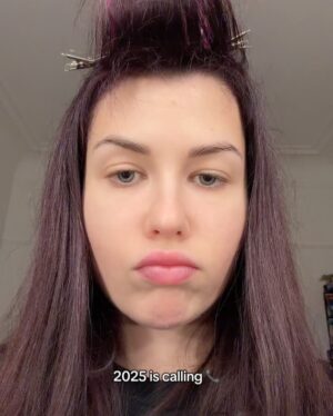 EnjoyPhoenix Instagram - Week 1 of 2025 📸

J’ai grave envie de me tenir à mes dumps du dimanche cette année, si jamais j’oublie venez m’insulter en DM merci 🙏🏻

1. La première de l’année ✨
2. Je sais pas pour qui je me prends 🙄
3. Starter pack de l’influenceuse 🍸
4. J’ai pas toujours les refs 💀
5. Mon vœux c’était de pas m’étouffer avec le raisin 🍇 
6. Elle sait pas qu’une tornade arrive bientôt 🐈‍⬛
7. Je compte pas lâcher en 2025 🏋️
8. Tradition Espagnole 🍇
9. Toujours en train d’essayer d’arrêter le café ☕️
10. Rejoignez le canal en 2025 pour toujours plus de fun 💀