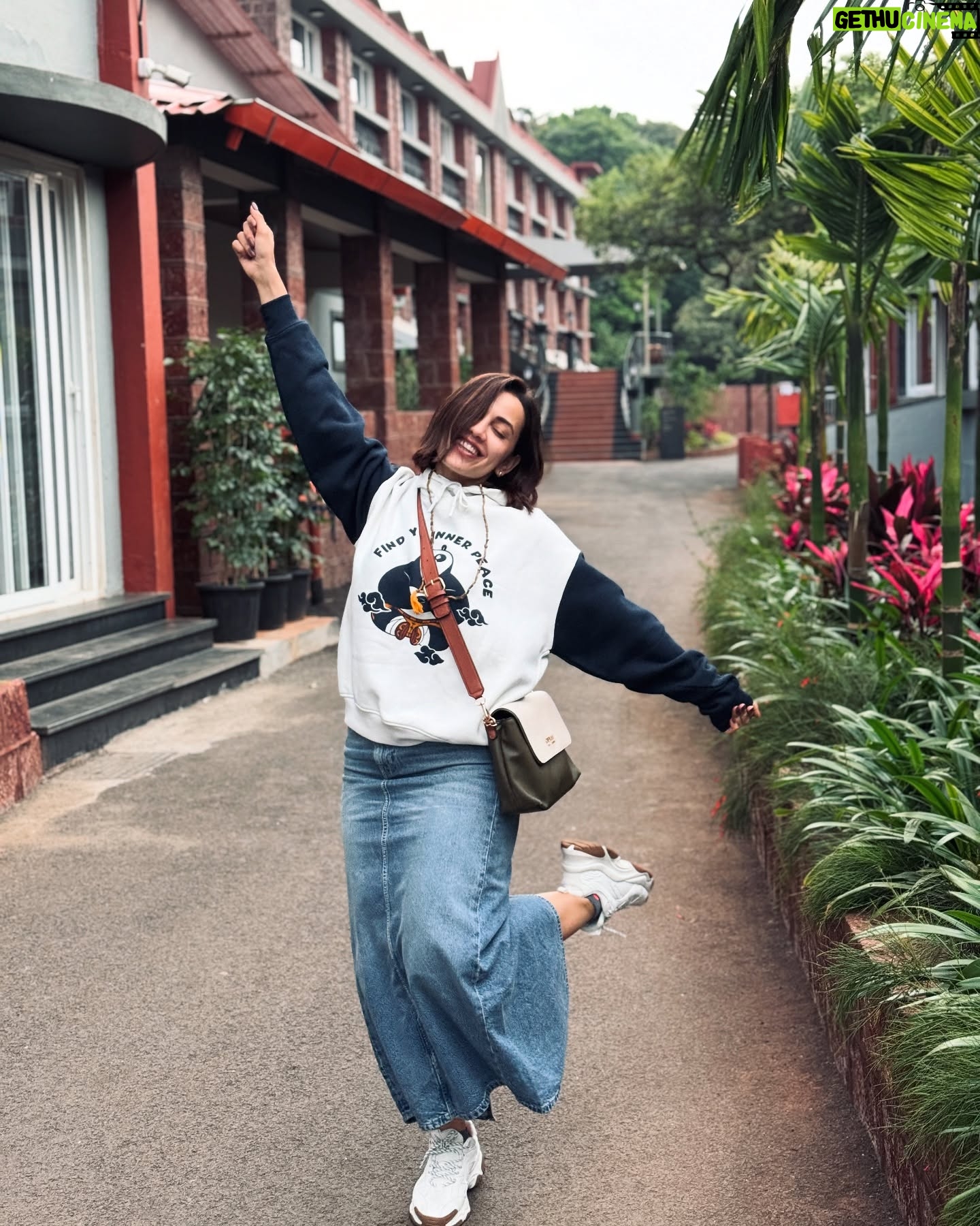 Esha Kansara - 44.7K Likes - Ending this year with lots of different experiences, tons of happiness, and a feeling of content! 💕🥳 Hoping the same for you all too!!!💃💃💃