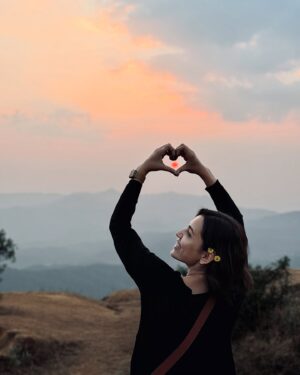 Esha Kansara Instagram - Ending this year with lots of different experiences, tons of happiness, and a feeling of content! 💕🥳 Hoping the same for you all too!!!💃💃💃