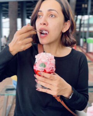 Esha Kansara Instagram - Ending this year with lots of different experiences, tons of happiness, and a feeling of content! 💕🥳 Hoping the same for you all too!!!💃💃💃