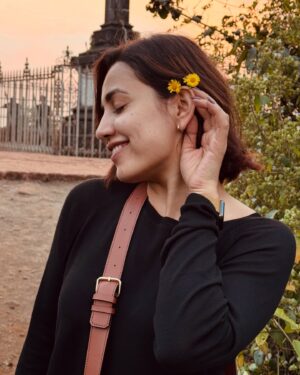Esha Kansara Instagram - Ending this year with lots of different experiences, tons of happiness, and a feeling of content! 💕🥳 Hoping the same for you all too!!!💃💃💃