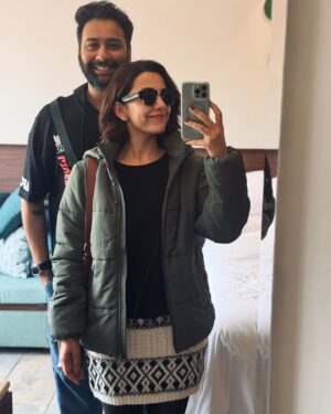 Esha Kansara Instagram - Ending this year with lots of different experiences, tons of happiness, and a feeling of content! 💕🥳 Hoping the same for you all too!!!💃💃💃