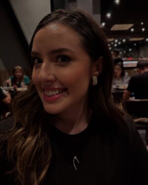 Esther Marcos Instagram - Finalizando o dia com a famosa vela ✨