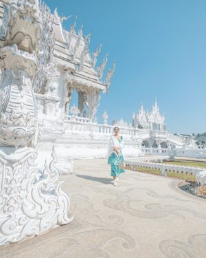 Eugenia Lemos Instagram - El Templo más hermoso de #tailandia🇹🇭 

En las afueras de Chiang Rai, emerge una creación única en el mundo del arte sacro: Wat Rong Khun 🤍✨, también conocido como el Templo Blanco. 

A diferencia de otros templos tradicionales, #watrongkhun es una obra de arte contemporáneo, concebida por el artista tailandés Chalermchai Kositpipat. Su deslumbrante fachada blanca, adornada con espejos y esculturas surrealistas, representa el camino hacia la iluminación y la pureza según la cosmovisión budista. 

Foto 6:  El Puente de la Reencarnación 
Las manos que emergen de la tierra y las criaturas a cada lado representan el deseo y la tentación que atrapan a los seres humanos en este ciclo. Es decir, la avaricia y las tentaciones que hay que superar hasta llegar a la reencarnación 

📍 Conócelo en el TOUR LAS JOYAS DE CHIANG RAI junto a @tuguiaentailandia ✨

📸 @matiaskosznik