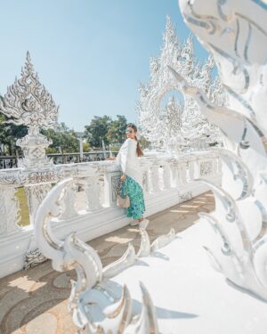 Eugenia Lemos Instagram - El Templo más hermoso de #tailandia🇹🇭 

En las afueras de Chiang Rai, emerge una creación única en el mundo del arte sacro: Wat Rong Khun 🤍✨, también conocido como el Templo Blanco. 

A diferencia de otros templos tradicionales, #watrongkhun es una obra de arte contemporáneo, concebida por el artista tailandés Chalermchai Kositpipat. Su deslumbrante fachada blanca, adornada con espejos y esculturas surrealistas, representa el camino hacia la iluminación y la pureza según la cosmovisión budista. 

Foto 6:  El Puente de la Reencarnación 
Las manos que emergen de la tierra y las criaturas a cada lado representan el deseo y la tentación que atrapan a los seres humanos en este ciclo. Es decir, la avaricia y las tentaciones que hay que superar hasta llegar a la reencarnación 

📍 Conócelo en el TOUR LAS JOYAS DE CHIANG RAI junto a @tuguiaentailandia ✨

📸 @matiaskosznik