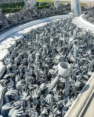 Eugenia Lemos Instagram - El Templo más hermoso de #tailandia🇹🇭 

En las afueras de Chiang Rai, emerge una creación única en el mundo del arte sacro: Wat Rong Khun 🤍✨, también conocido como el Templo Blanco. 

A diferencia de otros templos tradicionales, #watrongkhun es una obra de arte contemporáneo, concebida por el artista tailandés Chalermchai Kositpipat. Su deslumbrante fachada blanca, adornada con espejos y esculturas surrealistas, representa el camino hacia la iluminación y la pureza según la cosmovisión budista. 

Foto 6:  El Puente de la Reencarnación 
Las manos que emergen de la tierra y las criaturas a cada lado representan el deseo y la tentación que atrapan a los seres humanos en este ciclo. Es decir, la avaricia y las tentaciones que hay que superar hasta llegar a la reencarnación 

📍 Conócelo en el TOUR LAS JOYAS DE CHIANG RAI junto a @tuguiaentailandia ✨

📸 @matiaskosznik