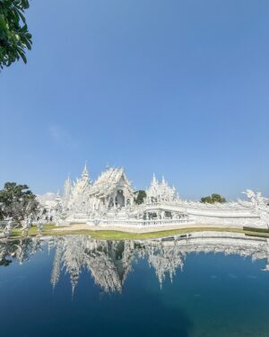 Eugenia Lemos Instagram - El Templo más hermoso de #tailandia🇹🇭 

En las afueras de Chiang Rai, emerge una creación única en el mundo del arte sacro: Wat Rong Khun 🤍✨, también conocido como el Templo Blanco. 

A diferencia de otros templos tradicionales, #watrongkhun es una obra de arte contemporáneo, concebida por el artista tailandés Chalermchai Kositpipat. Su deslumbrante fachada blanca, adornada con espejos y esculturas surrealistas, representa el camino hacia la iluminación y la pureza según la cosmovisión budista. 

Foto 6:  El Puente de la Reencarnación 
Las manos que emergen de la tierra y las criaturas a cada lado representan el deseo y la tentación que atrapan a los seres humanos en este ciclo. Es decir, la avaricia y las tentaciones que hay que superar hasta llegar a la reencarnación 

📍 Conócelo en el TOUR LAS JOYAS DE CHIANG RAI junto a @tuguiaentailandia ✨

📸 @matiaskosznik