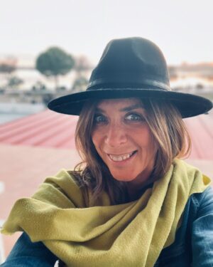 Eva Isanta Instagram - Despedir lo viejo y dar la bienvenida a lo nuevo.
¡Feliz 2025 a todo el mundo!
Con gente bonita y risas siempre es mejor y el Sol de fondo.
Gracias @rocio_bracerotv y @normaruizita por ser las mejores anfitrionas de #elrocío y saber compartir todo con tanto amor.