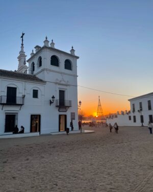 Eva Isanta Instagram - Despedir lo viejo y dar la bienvenida a lo nuevo.
¡Feliz 2025 a todo el mundo!
Con gente bonita y risas siempre es mejor y el Sol de fondo.
Gracias @rocio_bracerotv y @normaruizita por ser las mejores anfitrionas de #elrocío y saber compartir todo con tanto amor.
