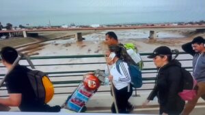 Eva Isanta Instagram - El único consuelo ante la tragedia: Solidaridad.
Mi más sentida compasión  por todos los que están sufriendo este fenómeno tan terrible.
Reflexionemos y asumamos responsabilidades.
El cambio climático existe, a pesar de quienes lo silencian.
Os abrazo largo y lento #dana

Teléfono de desaparecidos : 900 365 112.
Emergencias: 112

#dana #valencia