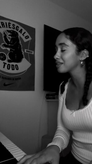 Eva Ruiz Instagram - Un poquitooo de Quiero contarte en acústico 🙈🤍🤍🤍 que linda suena asiii también