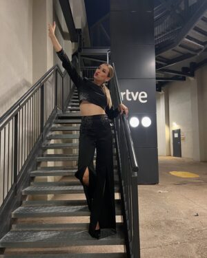 Eva Soriano Instagram - FELIZ 2025✨🎊
O sea, el título de la foto es el del programa que tenéis mañana desde las 23:00 en la 1 de @rtve, os quería enseñar el pedazo de outfit coquetoconfort que me hizo mi estimada @tamara_press el makeup es de la guapita de @carpantis y las uñis de @malabernad .
La gala la presento junto con @oriolnolis mi muchachito goloso. No os la perdáis son muchas horas y al final veréis la caída a los infiernos de dos presentadores al borde del colapso. Os quiero mucho, felices fiestas y feliz cumpleaños. ♥️