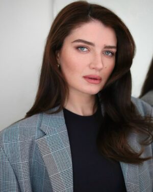 Eve Hewson Instagram - AMSTERDAM 💐

@halleybrisker 
@babskymakeup 
@katiekslater 
@karlawelchstylist