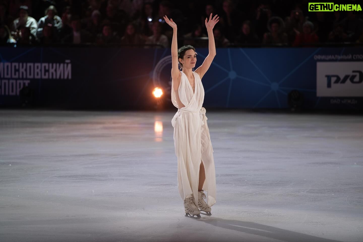 Evgenia Medvedeva - 45.7K Likes - Вчера состоялось Юбилейное шоу по случаю моего 25-ти летия. Мы с командой готовились к этому шоу не один месяц и результат оправдал все ожидания. На мне были те самые соревновательные платья, в которых я выступала во время спортивной карьеры. Например, платье «Анны Карениной» пришлось восстанавливать, шить новые перчатки. Моя собака, когда была щенком, разгрызла их в клочья. Перчатки спасти не удалось, а платье собрали по кусочкам.
Я хочу сказать отдельное спасибо всем артистам, которые вчера вживую выступали со сцены во время прокатов фигуристов. Всем фигуристам, которые для меня не просто коллеги по цеху, а настоящие друзья. Думаю, что вы почувствовали атмосферу праздника и любви вчера на шоу, как чувствовала ее я.
Большое спасибо организаторам, а именно команде Департамента спорта Москвы, которые были по ту сторону льда и экранов и следили за тем , чтобы все было по высшему разряду.
А также, особая благодарность спонсорам шоу, благодаря которым оно состоялось. А именно: Т-Банку, FONBET, Департаменту спорта города Москвы, РЖД, ВКонтакте, Первому каналу, Федерации фигурного катания России, Спортс и Дорожному радио.
Ну и тем, без кого ничего бы этого не было, а именно вам - зрители❤️