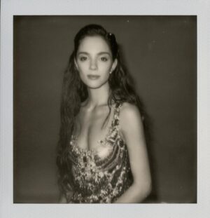 Evgenia Medvedeva Instagram - Магия полароидных снимков📷🤍

Креативный продюсер @theigorpopov 
Фотограф @vladakamynina
Стилист @tomazinka
Визажист @irinayanilova
Стилист по волосам @viola_pyak
Видеограф @gvensya
Полариод @anna.makesphoto
Винтажные видео @alina.mozer 
Фотостудия @somi_photostudio
Dress @valentinyudashkin_official