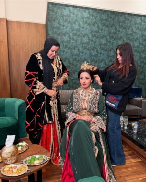 Fadwa Taleb Instagram - من ديما كنت كنقول العائلة 🫂 و كان عندي الحق 👌 نتوما ناسي و حبابي لي فرحو ليا و بيا و معايا 🙏🏼♥️ الله يخليكم ليا واحد بواحد يا المغاربة الأحرار 🇲🇦🫶🏼 مكرهتش ندق عليكم دار ب دار و نعنقكوم 🫂✨ شكرا قليلة الله يسعدكم و يفرح كاع البنيات و الوليدات يا ربي 🤩 و ديما مغرب 🇲🇦 

شكر خاص لهاد الناس ♥️🙏🏼

@maison_du_caftan1 
@traiteur_elidrissi 
@saphir_casablanca 
@hasnaafriki 
@dolce_chocolatier1 
@asma_bousaoud 
@bendaoud_officiel 
@photomlydriss 
@issawa_zakaria_faida 
@rachidlamrini1 
@khalefa_deco 
@boukraa_event 
@yousseflouzini 
@majdoub.dghoughi 
@ouichoucoiffeur 
@luxevents_media 
@smahicostume 
@meriiiemm 

💍♥️🇲🇦