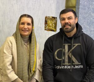 Fariba Kowsari Instagram - قوی بمان و بخند
و امیدوار باش 
میدانم که برای رسیدن به بکرترین مقصدها همیشه 
از دشوارترین مسیرها عبور کرده ای 
میدانم که احتمالا بار عظیمی در میدان مسابقه روی 
شانه هایتان سنگینی میکند 
و جهان در نگاه استیصال گاه گاه تو مانند بن بستی که 
گیر افتاده ای ،اما میدانیم که قوی هستید و پیروز میدان
میدانم چیزی حریف امید و اراده آدمیزاد و قدرت شما 
نخواهد شد
برایتان لبخندهای عمیق و آرامش و پیروزی در هر میدان ورزشی از کائنات خواهانم همیشه موفق باشید و بدرخشید.