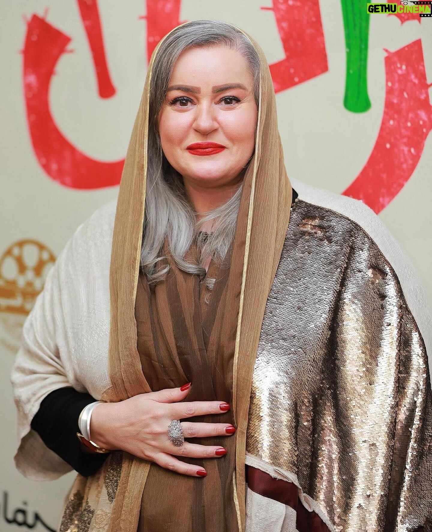 Fariba Kowsari - 39.2K Likes - از دوست حرف میزنم
از رفیق …..
از تویی که حضورت، حال مرا و حال جهان را بهتر میکند
از نعیمه مهربون و عشق حرف میزنم
از احساس خوشایند و نابی که از کلام و نگاه مهربانت
همگی دریافت میکنیم
نعیمه تو حال و هوای نابی شبیه به روزهای
آخر اسفند
تو که هستی انگار درختان سرما زده ، برای سبز شدن
قیام کرده اند،انگار بهار در آستانه آمدن ایستاده
بوی شکوفه های تازه وگیاهان نورسته و بادهای بهاری
می آید
همیشه باش ،که با تصور داشتن رفیقی چون تو امنیتی
از حضور و نگاه تو میگیرم ، عاشق اون خندهات هستم
زیبا روی مهربون و خوش قلب هزاران بار ………..
تولدت مبارک 🎂🎂🎂🎂❤️❤️❤️💋💋💋