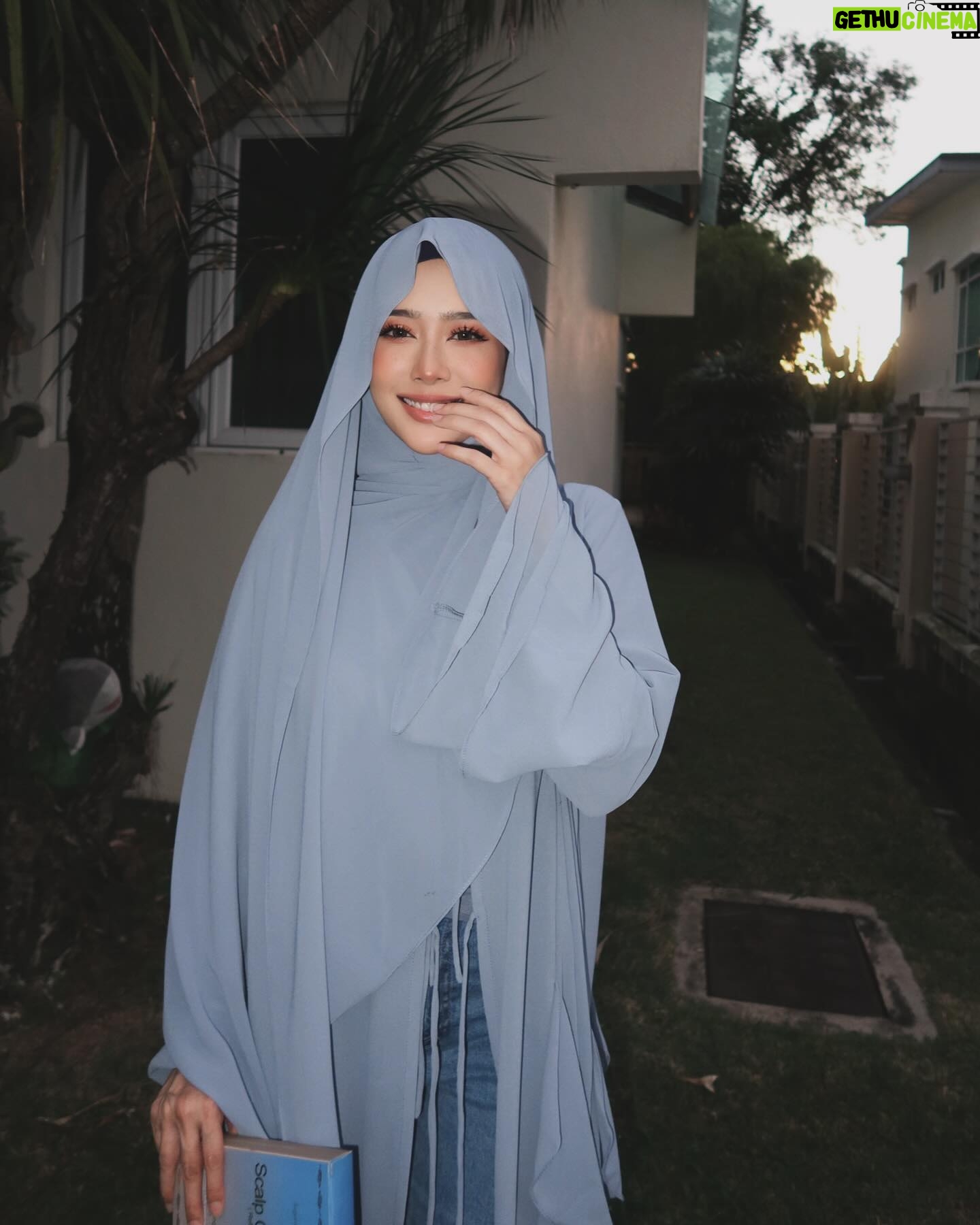 Fatin Afeefa - 47.4K Likes - When in doubt, go blue
Dandruff, blue shampoo @sugardollbynn 🩵