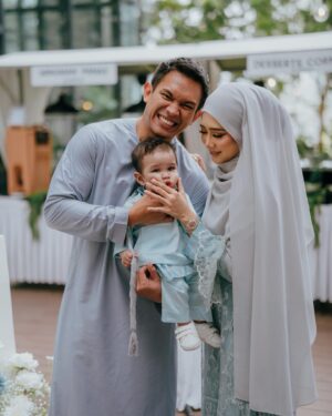 Fatin Afeefa Instagram - yesterday :)

although nobody asked, shawl by @roseveltgroup, hijab styling @fatinafeqah, makeup by @makeupbynadianordin,
outfit @fatinafeqah belikan dekat Jakarta, baby sdn.bhd