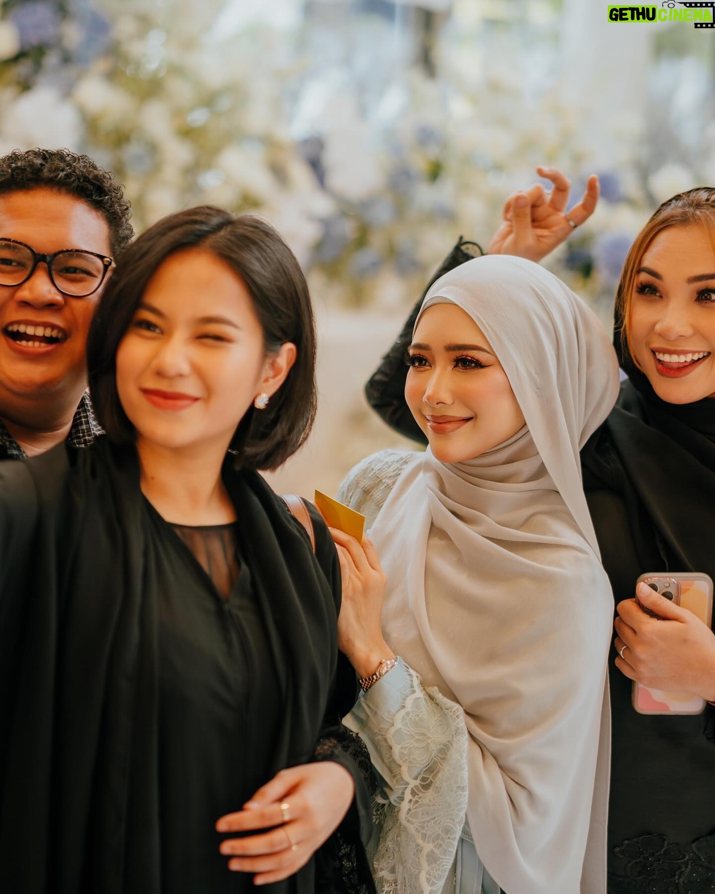 Fatin Afeefa - 117.8K Likes - yesterday :)
although nobody asked, shawl by @roseveltgroup, hijab styling @fatinafeqah, makeup by @makeupbynadianordin,
outfit @fatinafeqah belikan dekat Jakarta, baby sdn.bhd