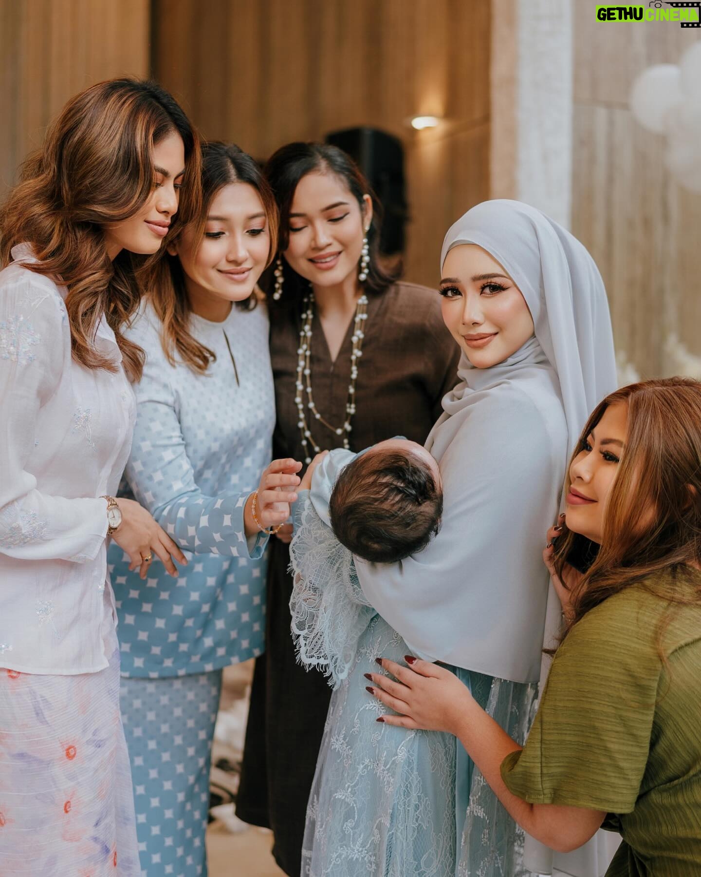 Fatin Afeefa - 117.8K Likes - yesterday :)
although nobody asked, shawl by @roseveltgroup, hijab styling @fatinafeqah, makeup by @makeupbynadianordin,
outfit @fatinafeqah belikan dekat Jakarta, baby sdn.bhd