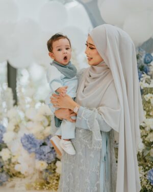 Fatin Afeefa Instagram - yesterday :)

although nobody asked, shawl by @roseveltgroup, hijab styling @fatinafeqah, makeup by @makeupbynadianordin,
outfit @fatinafeqah belikan dekat Jakarta, baby sdn.bhd