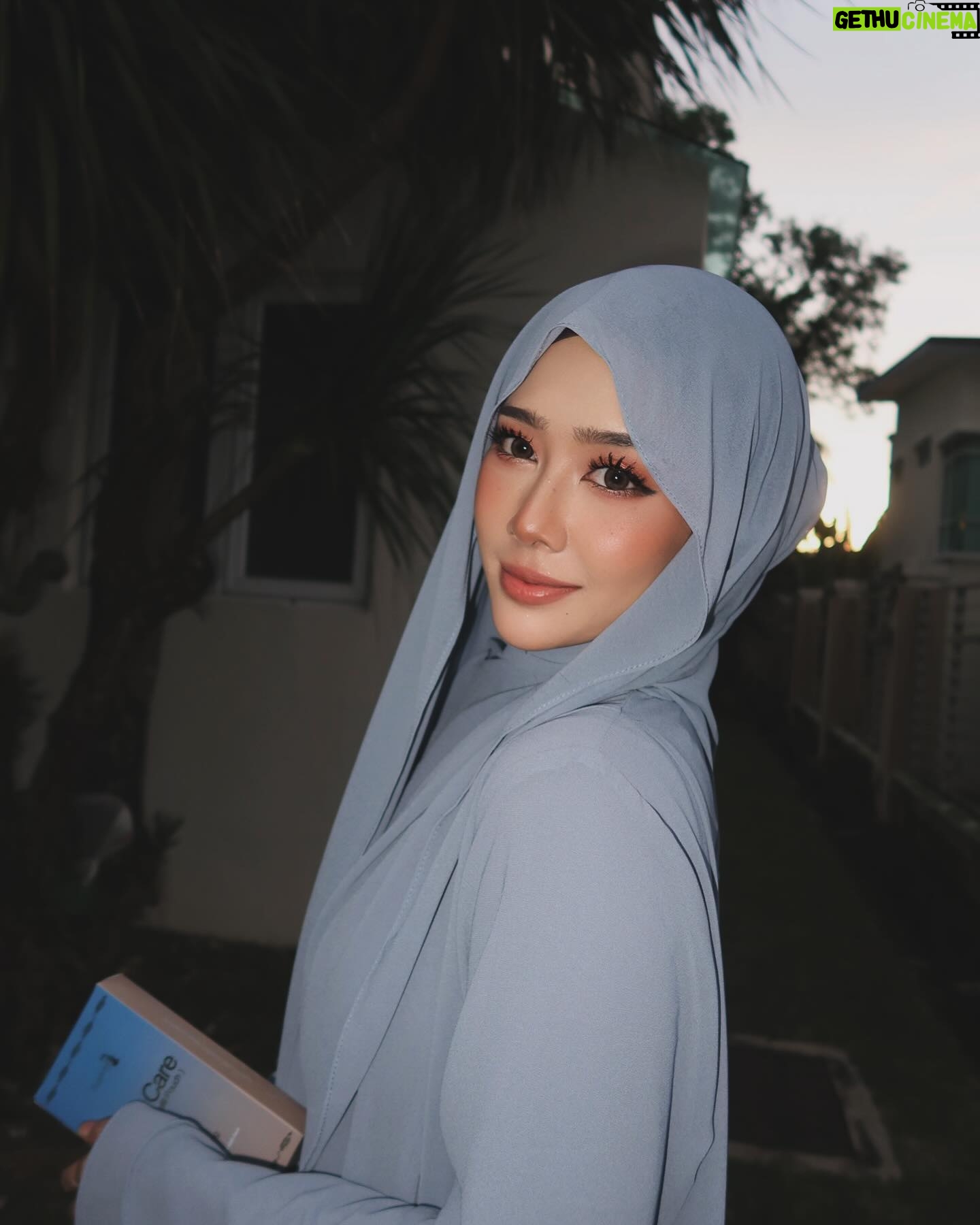 Fatin Afeefa - 47.4K Likes - When in doubt, go blue
Dandruff, blue shampoo @sugardollbynn 🩵