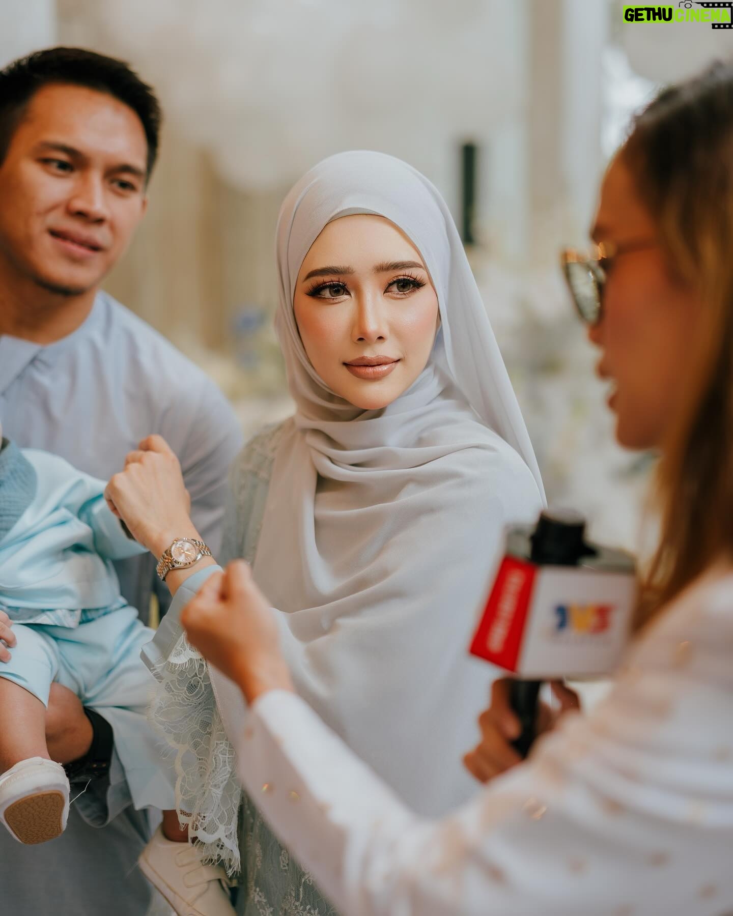 Fatin Afeefa - 117.8K Likes - yesterday :)
although nobody asked, shawl by @roseveltgroup, hijab styling @fatinafeqah, makeup by @makeupbynadianordin,
outfit @fatinafeqah belikan dekat Jakarta, baby sdn.bhd