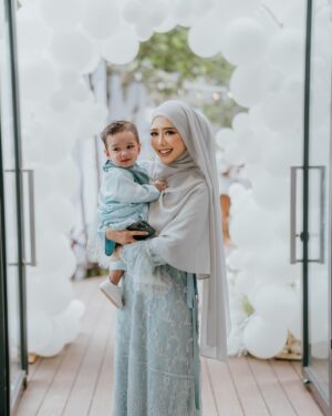 Fatin Afeefa Instagram - yesterday :)

although nobody asked, shawl by @roseveltgroup, hijab styling @fatinafeqah, makeup by @makeupbynadianordin,
outfit @fatinafeqah belikan dekat Jakarta, baby sdn.bhd