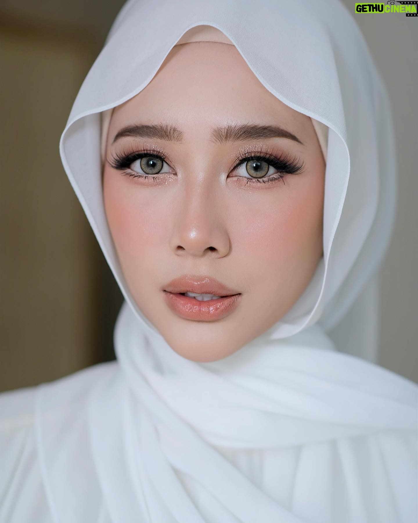 Fatin Afeefa - 23K Likes - Beautiful Fatin | Photoshoot
@dst.studiomy @roseveltgroup
Adik bradik muka patung. Aigoo. Thank you Eqa & Fatin 💘🫶🏻
.
Hehe sorry. Lagu ni stuck kat dalam kepala 💆🏻♀️
#makeupbyazni #makeupartistmalaysia #muashahalam #muakl #makeupartist