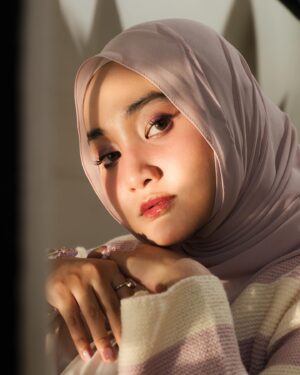 Fatin Shidqia Instagram - kita sama-sama tau kan?

make up by : @yoanyuana 
styled by : @elcofrebliaman 
hijabstyled by : @awanisaw