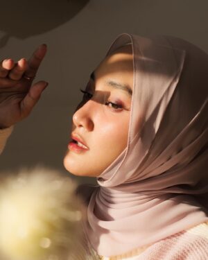 Fatin Shidqia Instagram - kita sama-sama tau kan?

make up by : @yoanyuana 
styled by : @elcofrebliaman 
hijabstyled by : @awanisaw
