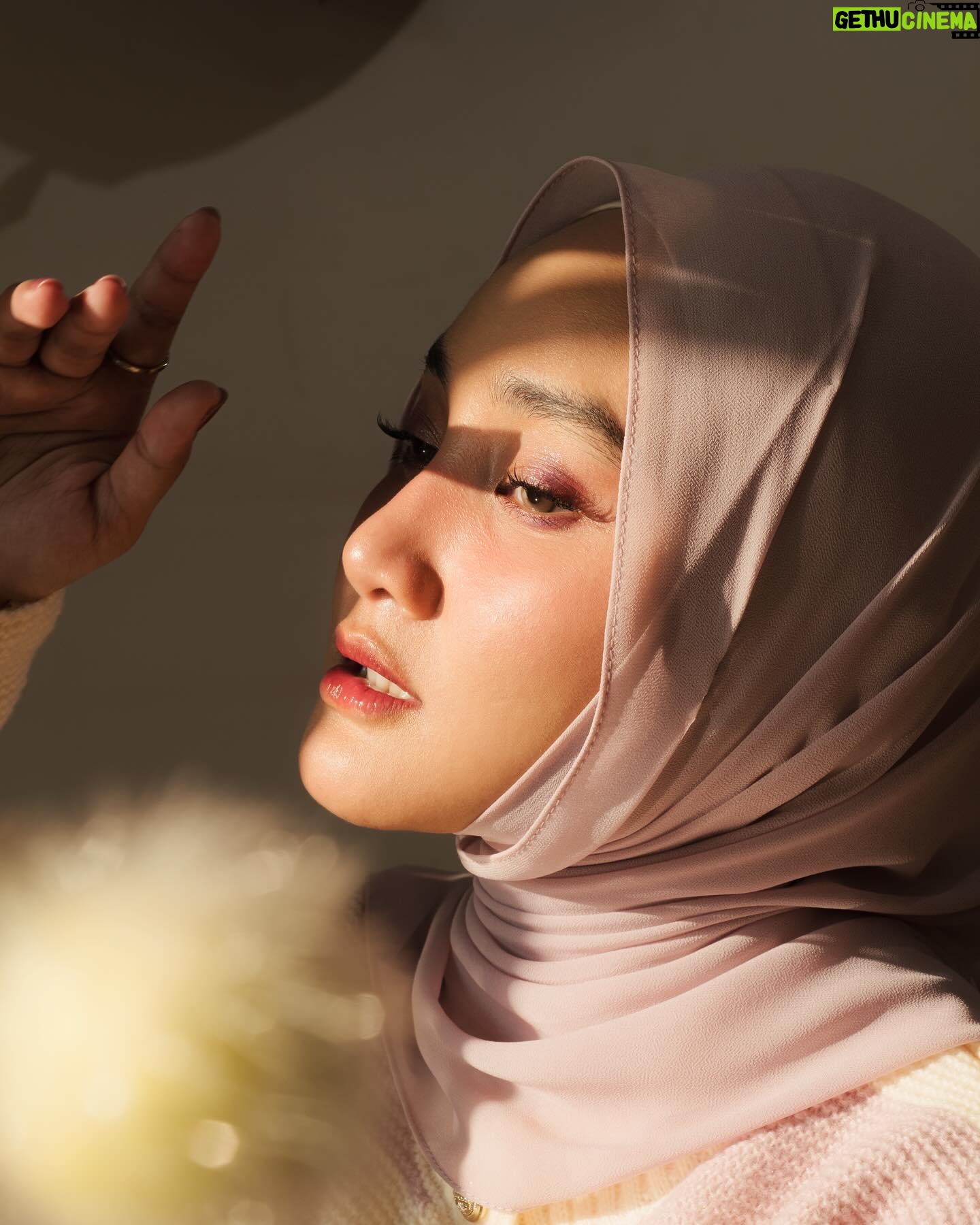 Fatin Shidqia - 37.2K Likes - kita sama-sama tau kan?
make up by : @yoanyuana
styled by : @elcofrebliaman
hijabstyled by : @awanisaw