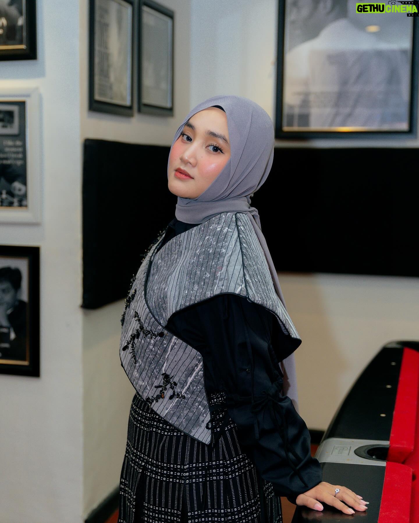 Fatin Shidqia - 29.9K Likes - ceritanya cosplay menjadi ayuk-ayuk Palembang 🙂↕️
⠀⠀⠀⠀⠀⠀⠀⠀⠀⠀⠀⠀
outfit by @adriebasuki.id
styled by @fadhilahzhr
