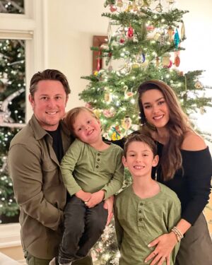 Fernanda Machado Instagram - Feliz, feliz natal pra todos! Que a magia do natal nos contagie com muito amor e luz! 

Merry, merry Xmas!!!!! 🎄🎅🏻💫♥️

#feliznatal2024 #merryxmas
#minhafamilia #meutudo
#maternidade #omaioramordomundo
#amagiadonatal #magicalxmas