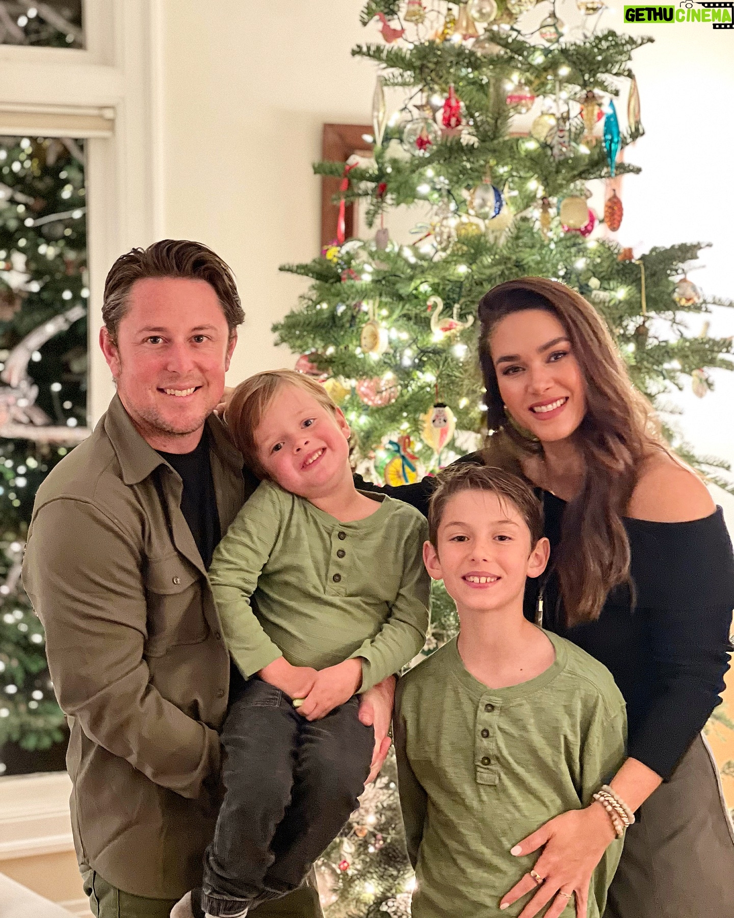 Fernanda Machado - 9.6K Likes - Feliz, feliz natal pra todos! Que a magia do natal nos contagie com muito amor e luz!
Merry, merry Xmas!!!!! 🎄🎅🏻💫♥️
#feliznatal2024 #merryxmas
#minhafamilia #meutudo
#maternidade #omaioramordomundo
#amagiadonatal #magicalxmas