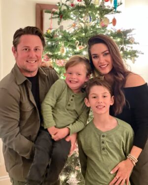 Fernanda Machado Instagram - Feliz, feliz natal pra todos! Que a magia do natal nos contagie com muito amor e luz! 

Merry, merry Xmas!!!!! 🎄🎅🏻💫♥️

#feliznatal2024 #merryxmas
#minhafamilia #meutudo
#maternidade #omaioramordomundo
#amagiadonatal #magicalxmas