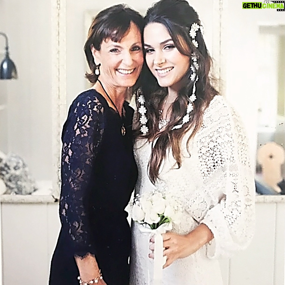 Fernanda Machado - 7.4K Likes - Mais uma ano sem ela…
7 anos atrás vivemos a maior tragédia das nossas vidas, uma tragédia que começou com um incêndio histórico em Montecito.
E hoje vivemos esse dia difícil, vendo um incêndio terrível acontecer tão perto da gente. E nós sentimos de novo todas as emoções que as vítimas desse incêndio estão sentindo.
Não dá pra acreditar que fomos obrigados a viver 7 anos sem a presença física dela. E parece que a saudade só aumenta, sentimos a falta dela todos os dias, a cada novo aprendizado e conquistas dos meninos, queremos dividir com ela. Aquela vontade de estarmos juntos novamente nunca desaparece, nesse último natal eu senti tanto a falta dela, queria tanto que ela pudesse ver e curtir os netos crescendo.
E mais uma vez somos obrigados a desacelerar, fechar os olhos, respirar fundo, olhar pra dentro e sentir ela entre nós de uma maneira diferente, na natureza que nos rodeia, nos nossos corações, porque o nosso amor e a nossa conexão nunca acaba.
Nosso amor é eterno Becky, te amamos pra sempre. 🤍💙
Estamos em orações pra que esse incêndio acabe logo. 🙏🏻
Another year without her...
7 years ago, we experienced the worst tragedy of our lives, that started with a wild fire.
And today, we are living this difficult day, watching a terrible fire happen so close to us. And we feel again all the emotions that the victims of this fire are experiencing.
I can’t believe we were forced to live 7 years without her physical presence. And it feels like the longing only grows; we miss her every day, and with each new learning and achievement of our boys, we want to share it with her. That desire to be together again never goes away; this last Christmas, I missed her so much; we wish she had a chance to see her grandchildren growing up. ❤️🩹
Once again, we are forced to slow down, close our eyes, take a deep breath, look inside, and feel her among us in a different way, in the nature that surrounds us, in our hearts, because our love and our connection never end.
Our love is eternal Becky, we love you and miss you FoRever! 💙🤍
We are praying for this fire to end soon.
#eternallove #montecitostrong
#amoreterno #saudadeinfinita