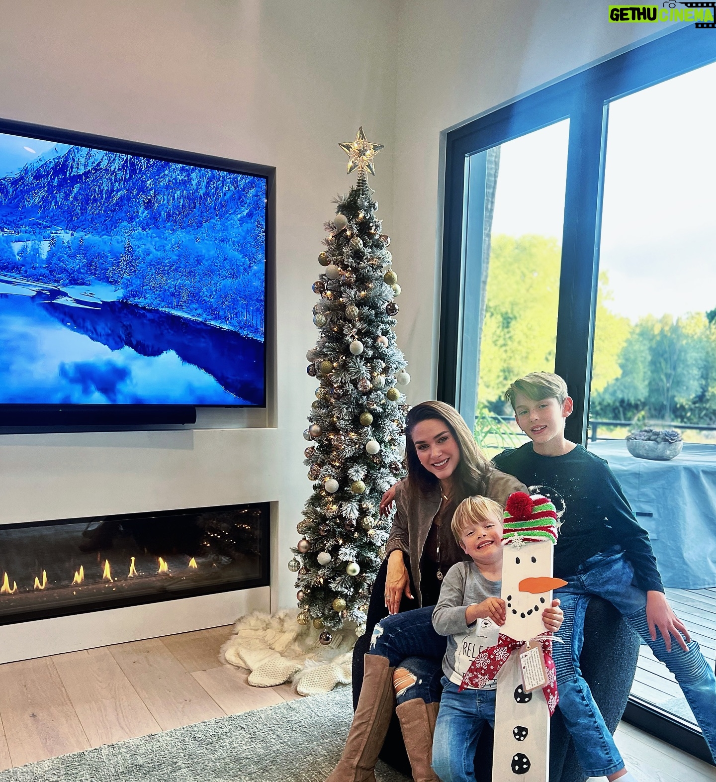 Fernanda Machado - 4K Likes - Nossa tradição de todo natal! Todo ano, a gente monta nossa “mesma” árvore de natal juntos, os meninos nos ajudam a montar e decorar a árvore e a colocar as luzinhas de natal nas árvores lá de fora.
Porque o que realmente importa é a memória de uma tradição, que criamos e vivemos juntos e não a decoração de natal em si.
Esse fim de ano tá corrido demais, Lucca teve 4 apresentações do coral da escola, e a gente tava lá em todos os lugares que ele cantou. Eu tô escrevendo meu livro e estudando muito, acabei uma maratona de provas semana passada, tivemos 3 festas de aniversário só essa semana, e uma festa de fim de ano, eu to preparando mala, e organizando presentes das crianças, dos professores, da família. Aquela maratona louca de fim de ano que toda mãe sabe bem como é.
Mas fiquei feliz, que mesmo no meio dessa correria, encontramos tempo pra nossa tradição de todo ano. Meu coração fica completo e aquecido com simples momentos em família como esses, que ficarão pra sempre na nossa memória. ♥️
#arvoredenatal #nossatradiçaodenatal
#maternidade #omaioramordomundo
#xmastree2024 #maedemeninos
#blessed #motherhood
#construindomemorias
#buildingforevermemories