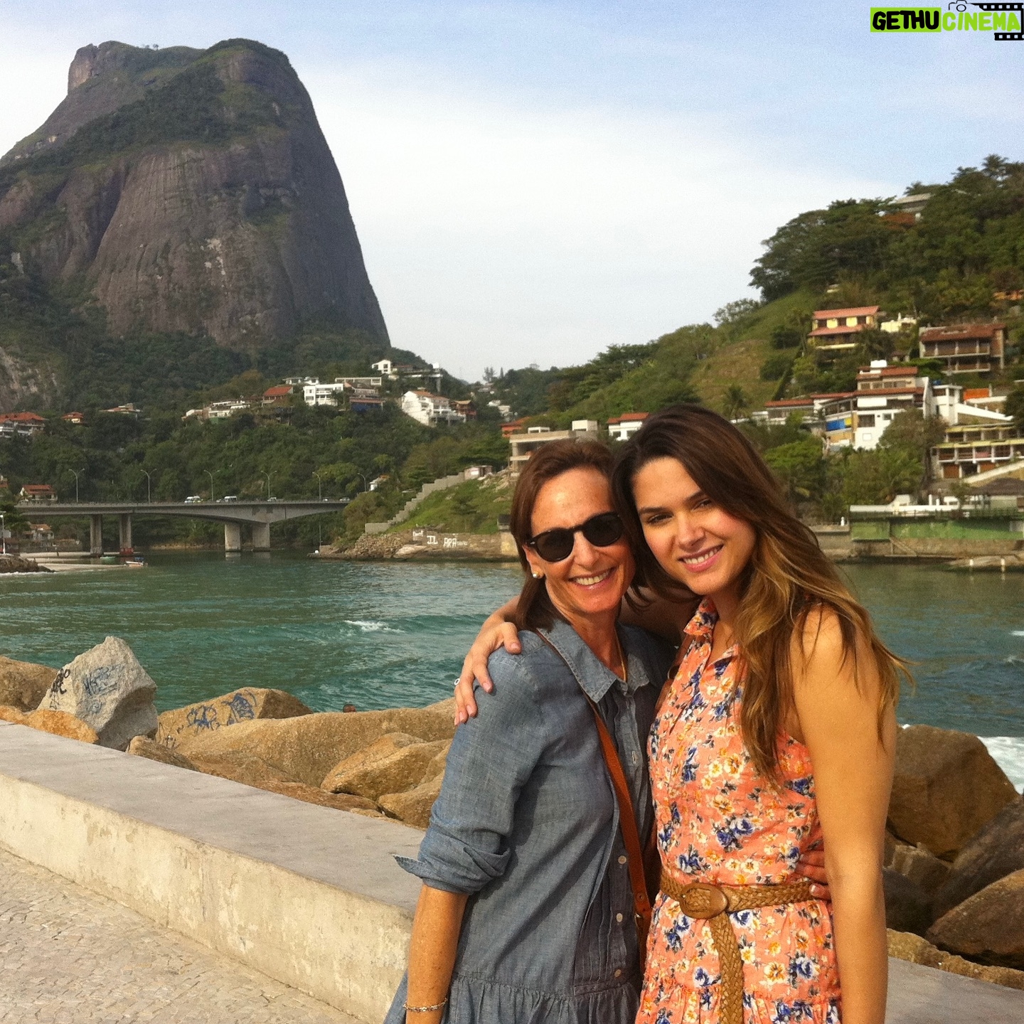 Fernanda Machado - 7.4K Likes - Mais uma ano sem ela…
7 anos atrás vivemos a maior tragédia das nossas vidas, uma tragédia que começou com um incêndio histórico em Montecito.
E hoje vivemos esse dia difícil, vendo um incêndio terrível acontecer tão perto da gente. E nós sentimos de novo todas as emoções que as vítimas desse incêndio estão sentindo.
Não dá pra acreditar que fomos obrigados a viver 7 anos sem a presença física dela. E parece que a saudade só aumenta, sentimos a falta dela todos os dias, a cada novo aprendizado e conquistas dos meninos, queremos dividir com ela. Aquela vontade de estarmos juntos novamente nunca desaparece, nesse último natal eu senti tanto a falta dela, queria tanto que ela pudesse ver e curtir os netos crescendo.
E mais uma vez somos obrigados a desacelerar, fechar os olhos, respirar fundo, olhar pra dentro e sentir ela entre nós de uma maneira diferente, na natureza que nos rodeia, nos nossos corações, porque o nosso amor e a nossa conexão nunca acaba.
Nosso amor é eterno Becky, te amamos pra sempre. 🤍💙
Estamos em orações pra que esse incêndio acabe logo. 🙏🏻
Another year without her...
7 years ago, we experienced the worst tragedy of our lives, that started with a wild fire.
And today, we are living this difficult day, watching a terrible fire happen so close to us. And we feel again all the emotions that the victims of this fire are experiencing.
I can’t believe we were forced to live 7 years without her physical presence. And it feels like the longing only grows; we miss her every day, and with each new learning and achievement of our boys, we want to share it with her. That desire to be together again never goes away; this last Christmas, I missed her so much; we wish she had a chance to see her grandchildren growing up. ❤️🩹
Once again, we are forced to slow down, close our eyes, take a deep breath, look inside, and feel her among us in a different way, in the nature that surrounds us, in our hearts, because our love and our connection never end.
Our love is eternal Becky, we love you and miss you FoRever! 💙🤍
We are praying for this fire to end soon.
#eternallove #montecitostrong
#amoreterno #saudadeinfinita