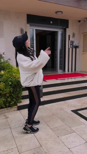 Feyza Civelek Instagram - Mersin’de Prof. Dr. Birkan Taha Özkan’ın kliniğine diş tedavilerim için gittim ve şunu söylemeliyim: İyi ki gitmişim! Kliniğin modernliği, kullanılan son teknoloji cihazları ve tertemiz ortamı beni çok etkiledi. Her detay düşünülmüş. 

Ekip de harika! Daha içeri girer girmez sıcak gülümsemeleriyle karşıladılar. İlk işlemim olan diş taşı temizliği ve parlatma sırasında kullanılan özel aletler ve Birkan Bey’in  hassas teknikleri sayesinde dişlerim adeta yenilendi.

İstanbul’dan Mersin’e gelip Birkan Bey’in  el sanatını tercih ettiğim için kendimi çok şanslı hissediyorum. Başta Birkan Bey olmak üzere tüm ekibe gönülden teşekkürler! Diğer diş tedavilerim için sabırsızlanıyorum! 😊 #markagöründüğüiçinreklam