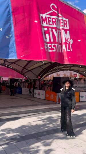 Feyza Civelek Instagram - Merter Giyim Festivali’nde modaya dair her şeyi bulabileceğiniz 48 marka sizi bekliyor! En trend koleksiyonları keşfetmek için bu fırsatı kaçırmayın. Ben alışverişimi yaptım, şimdi sıra sizde!

📅 Tarih: 17 Kasım
🕒 Saat: Sabah 10:00 - Akşam 22:00
📍 Yer: Merter Etkinlik Alanı

Bu eşsiz moda festivalinde yerinizi alın! Hem stilinizi yenileyin hem de yeni trendlerle tanışın.
@gungorenbld 
#mertergiyimfestivali2024 
#işbirliği 
🛍️🥳🎉🤩😍