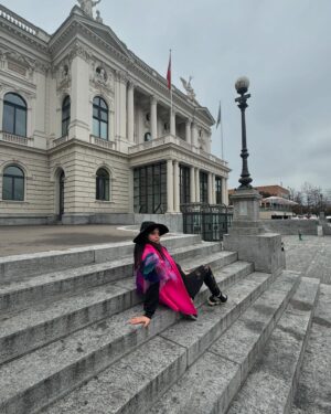 Feyza Civelek Instagram - Böyle güzel bir organizasyonda sevenlerimle bizi buluşturan @istikbal.schweiz ve @suleyman.or ve ailesine sonsuz teşekkürler 
İnanılmaz tarihi ve güzel bir şehirde vakit gecirdim 🥳🤩🎉🤩😍
#zurich #işbirliği #istikbal